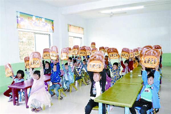 5月25日上午,泌阳县象河乡槐树李学校的孩子们收到爱心企业送的新图片